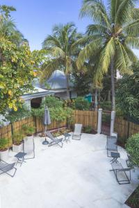 拉萨尔勒班Ilet du Lagon的一个带椅子和棕榈树的庭院和围栏