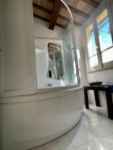 圣阿尔坎杰洛-迪罗马涅la casina nel tempo的一张桌子的房间里,有白色的冰箱