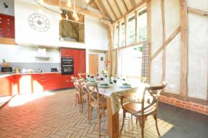 WorlingworthYew Tree Farm Barn, Worlingworth的厨房里设有1间带桌椅的用餐室