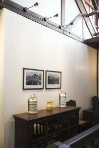 尖竹汶班銮拉贾梅特里历史宾馆的墙上有两张照片的桌子