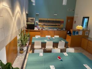 蒙特梅拉诺波焦酒店的一间会议室,里面配有桌椅