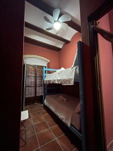 Casa Los pinceles de Murillo客房内的一张或多张双层床