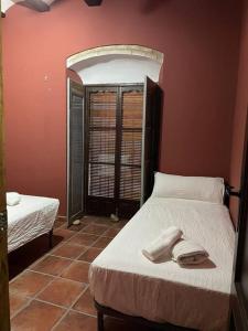 Lora del RíoCasa Los pinceles de Murillo的一间卧室设有两张单人床和一个窗户。