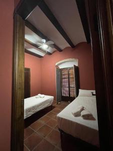 Lora del RíoCasa Los pinceles de Murillo的带两张床和镜子的客房
