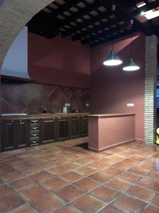 Lora del RíoCasa Los pinceles de Murillo的一个空厨房,配有棕色橱柜和两个灯