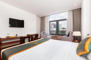 胡志明市Silk Hong Ha airport hotel的一间酒店客房,设有一张大床和一个大窗户