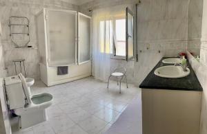 蓬塔德尔加达DMCharme的白色的浴室设有两个盥洗盆和镜子