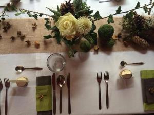 Horažďovice兹拉季耶伦酒店的一张桌子,上面有叉子、勺子和鲜花