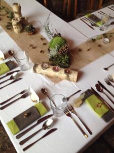 Horažďovice兹拉季耶伦酒店的一张桌子,上面有白色的桌布,上面有叉子和刀子