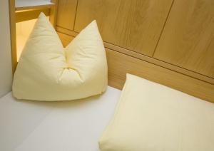因斯布鲁克因斯布鲁克科平豪斯旅舍的床上的白色枕头