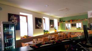 NimisAl Posto Giusto的餐厅设有1间带桌椅的用餐室