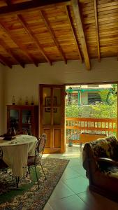 贾丁La Casa Amarilla的客厅配有桌子和沙发
