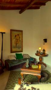 贾丁La Casa Amarilla的客厅配有沙发和桌子