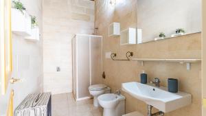 阿卡亚ACAMYA LUXE Apartment的浴室配有白色水槽和卫生间。