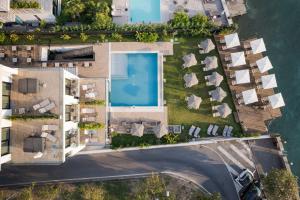 西尔米奥奈Hotel Vinci的享有带游泳池的房屋的空中景致