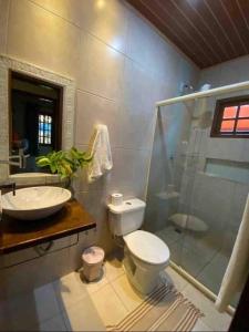 阿布拉奥Casa aluguel Abraão 1, Ar的浴室配有卫生间、盥洗盆和淋浴。