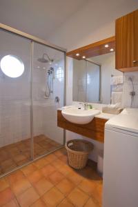 阿波罗湾克里斯比肯波恩特餐厅和别墅的一间带水槽和淋浴的浴室