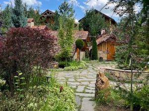 GyulagarakGrig House Eco Resort的通往房屋的石头小径花园