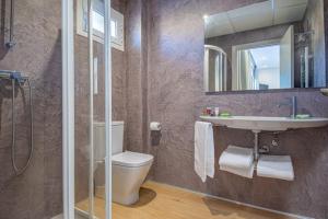 巴拉格尔HOTEL JAUME D'URGELL的浴室配有卫生间、盥洗盆和淋浴。