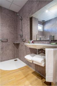 巴拉格尔HOTEL JAUME D'URGELL的一间带水槽和镜子的浴室