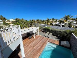 圣马丁岛Villa Zami的一座带木甲板和游泳池的房子