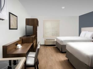 肯纳Extended Stay America Suites - New Orleans - Airport - I-10的酒店客房配有两张床和一张书桌
