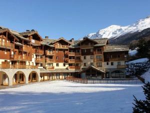 琴山朗勒堡Appartement Lanslebourg-Mont-Cenis, 2 pièces, 4 personnes - FR-1-508-149的山中一座大公寓楼,下雪