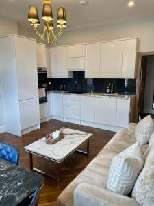 伦敦Portobello Living的客厅配有沙发和桌子