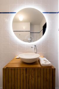 拉弗洛特乐法兰开斯酒店的一间带水槽和镜子的浴室