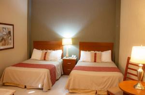 洛斯莫奇斯菲尼克斯酒店的配有2盏灯的酒店客房的2张床