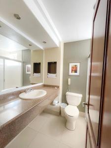 洛斯莫奇斯菲尼克斯酒店的一间带卫生间和水槽的浴室
