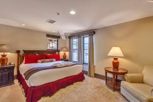 帕克城鹿谷城堡酒店的一间卧室配有一张大床和一张沙发