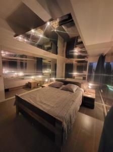 马赛CHAMBRE MIROIR Marseille T2 + jardin privé的一间卧室配有一张大床和灯光