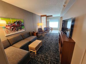 华盛顿Hyatt Place at The Hollywood Casino Pittsburgh South的带沙发和平面电视的客厅