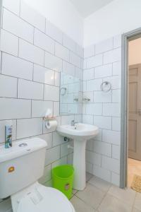马林迪Cozy Crib的白色的浴室设有水槽和卫生间。
