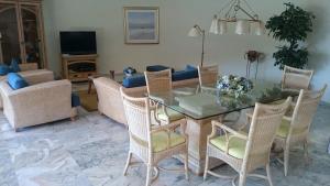 波多黎各陶罗莫干豪华别墅假日公园的客厅配有玻璃桌和椅子