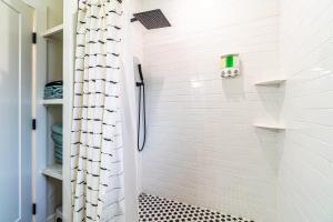 里诺Stylish 2-Bedroom walking distance to Downtown的浴室铺有黑色和白色瓷砖地板,设有淋浴。