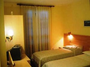 诺内格瓦迪斯酒店的酒店客房设有两张床和电话