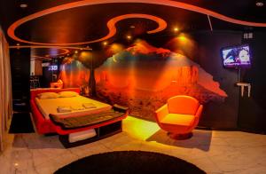 南卡希亚斯Motel Aquarius (Adults Only)的一间设有床铺和电视的房间