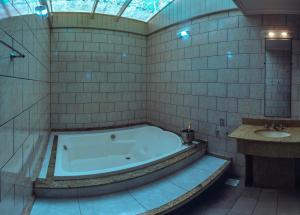 南卡希亚斯Motel Aquarius (Adults Only)的带浴缸和盥洗盆的大浴室