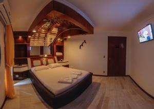 南卡希亚斯Motel Aquarius (Adults Only)的一间卧室,卧室内配有一张大床