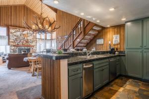 马姆莫斯湖Mountainback 19的房屋内的厨房设有水槽和楼梯