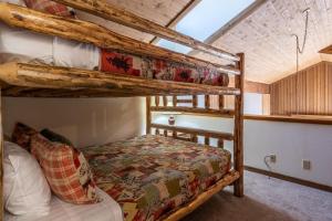 马姆莫斯湖Mountainback 19的小屋内设有一间带两张双层床的卧室