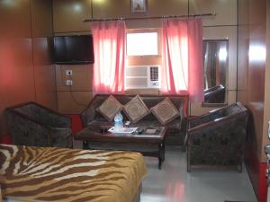 瑞诗凯诗恒河希夫酒店的配有床、桌子和沙发的房间