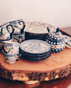 JurkówLipolas-slowlife&guesthouse的木桌上的盘子和杯子