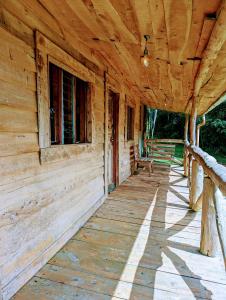 圣拉蒙Batsu EcoLodge & Coffee Farm的小木屋的门廊设有木制天花板