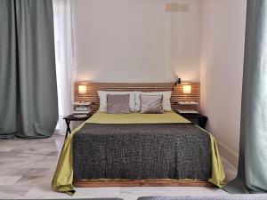塞维利亚White Loft Alameda的一间卧室配有一张带2个床头柜的大床