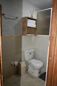 蒙特内哥罗Finca Hotel Villa Mariana的浴室设有白色的卫生间和镜子