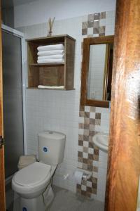 蒙特内哥罗Finca Hotel Villa Mariana的一间带卫生间和水槽的浴室