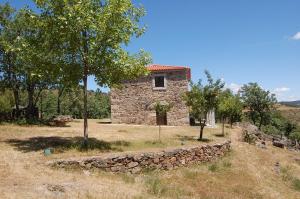 维米欧索Casa da Janal的石头房子,有石墙和树木